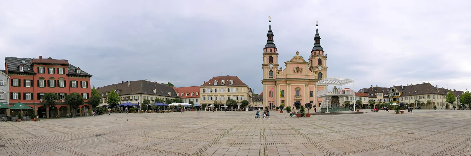 Der Marktplatz von Ludwigsburg mit der barocken Stadtkirche