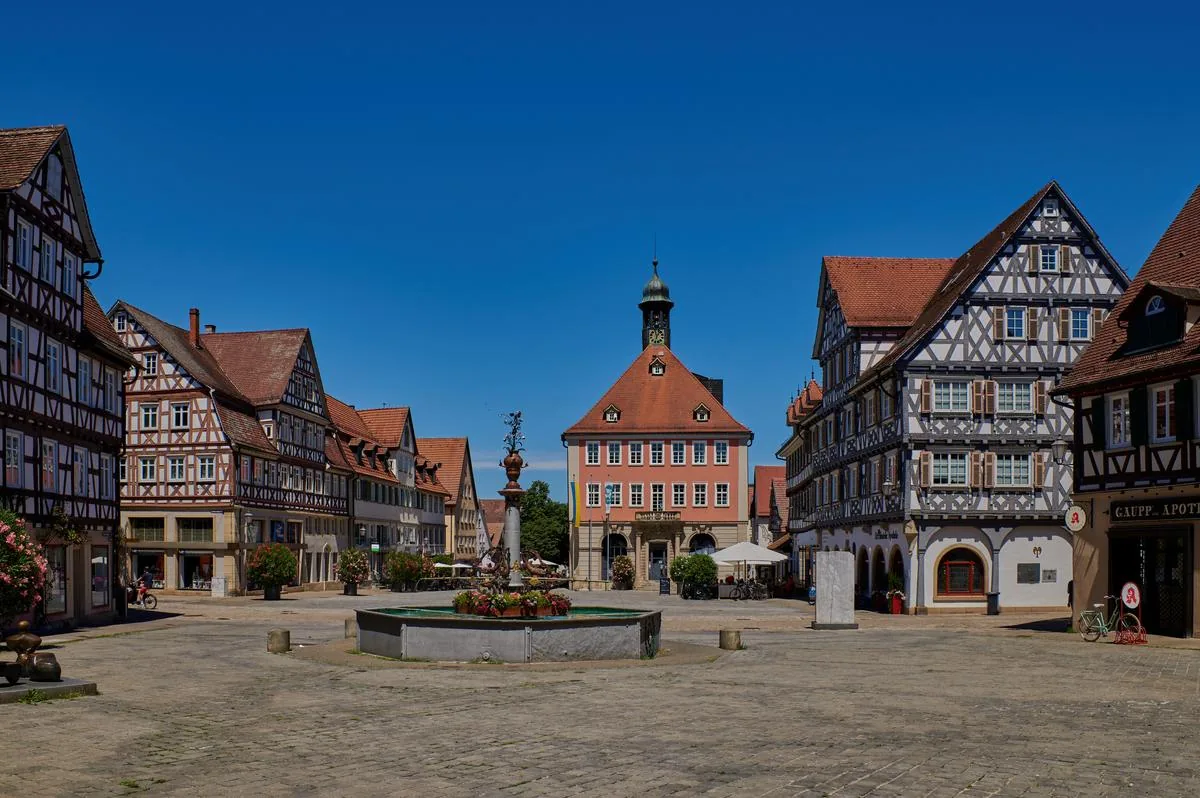 Der Schorndorfer Marktplatz mit Fachwerkhäusern und Rathaus