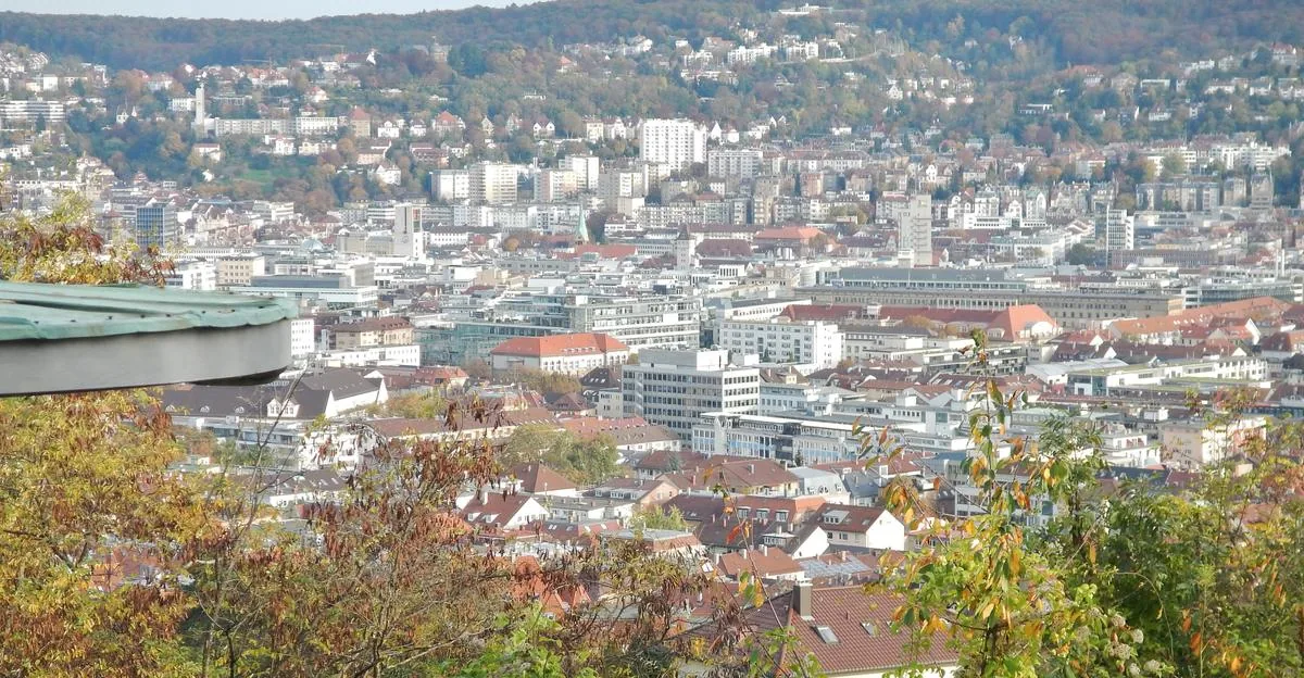 Blick über Stuttgart und die Wohnlagen am Hang