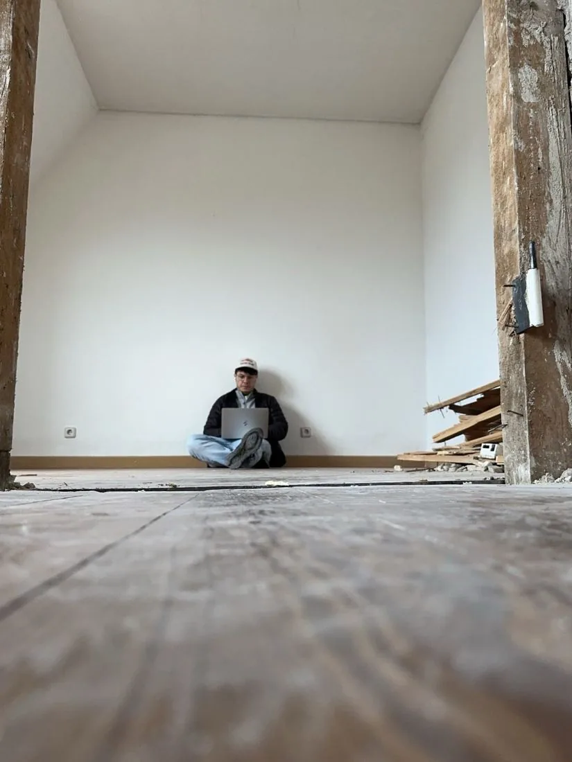 David Otto im entkernten Rohbau einer laufenden Sanierung