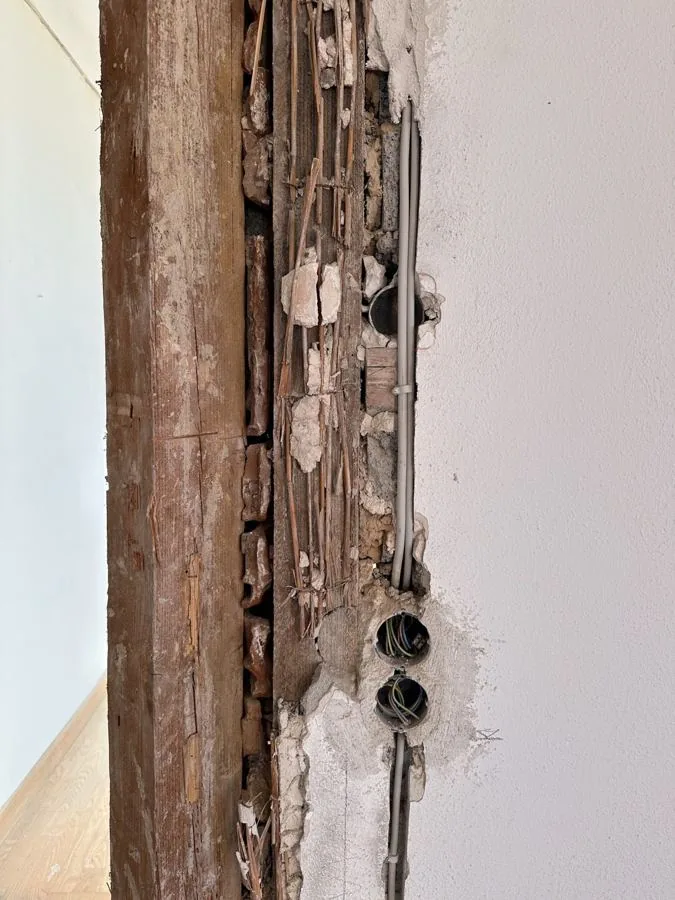 Geöffnete Wand mit alter Lattung und neuer Elektrik