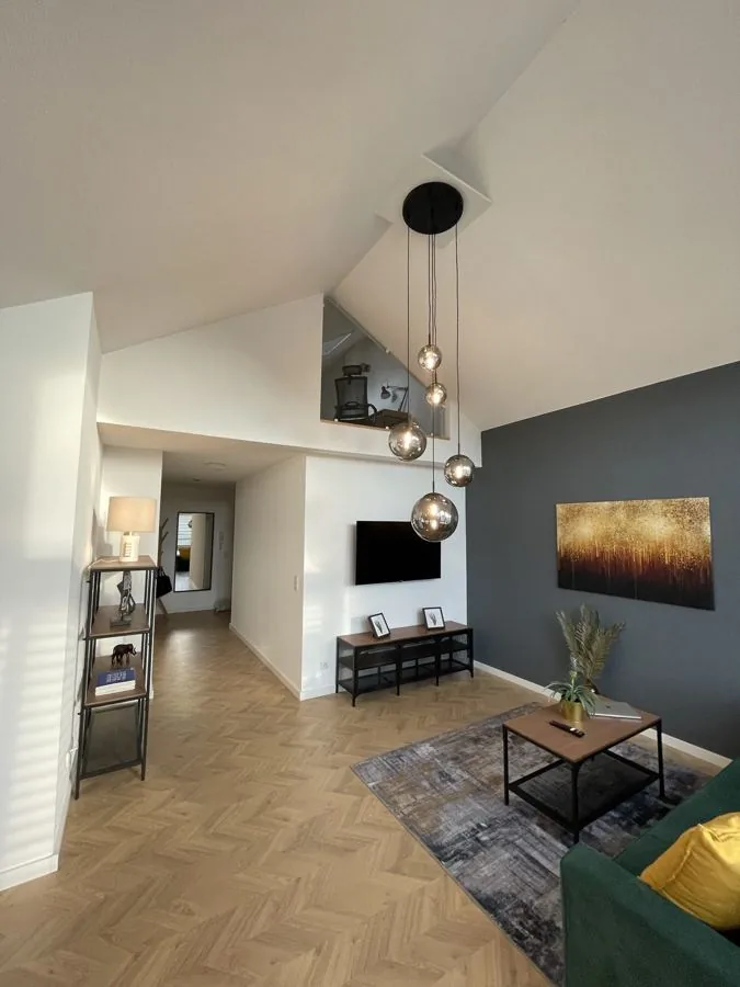 Fertig saniertes Wohnzimmer mit Fischgrätparkett