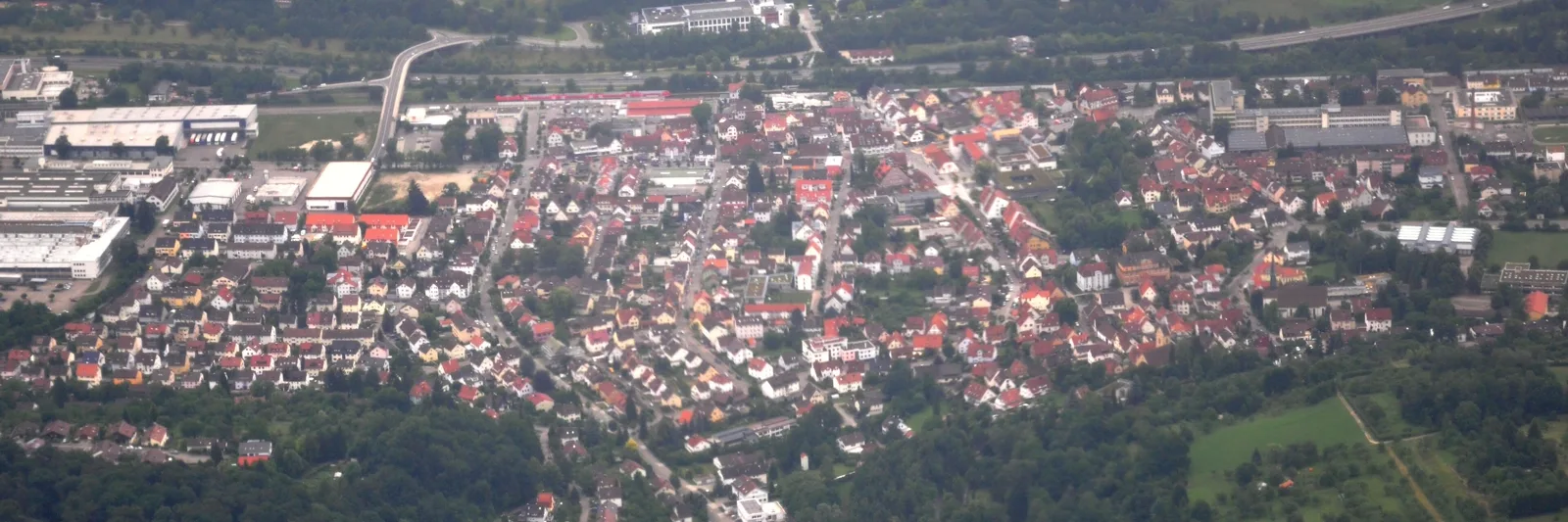 Luftbild eines Wohnorts in der Region Stuttgart mit Ein- und Zweifamilienhäusern